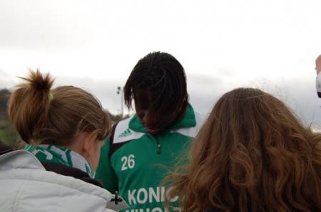 bayal ki signe des autographes au supporteres de l'asse