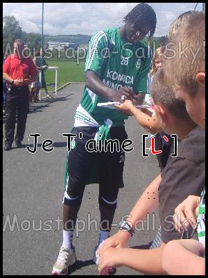 bayal ki signe des autographes a ses supporteres